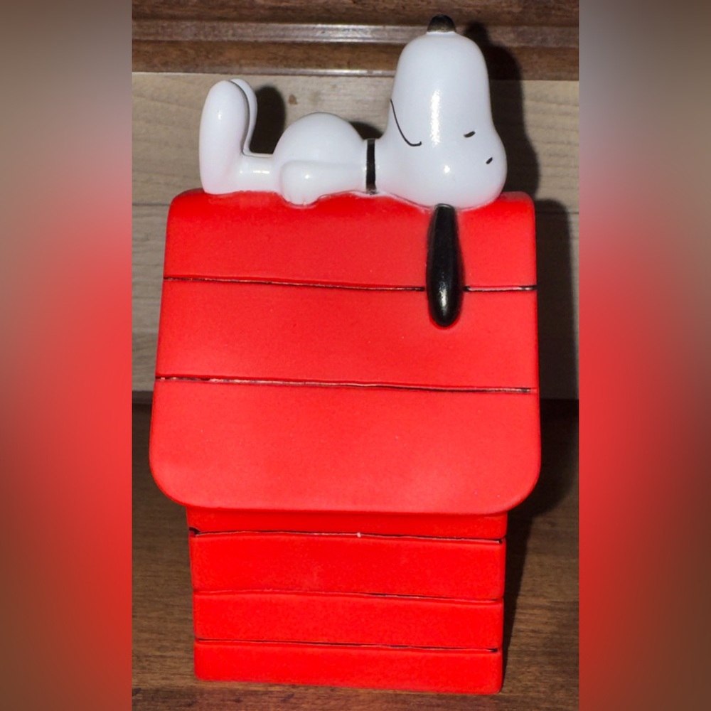 Super Cute Peanuts - Snoopy With Dog House - Squeaky Pet Toy 6.5” - NEW - Picture 6 of 12